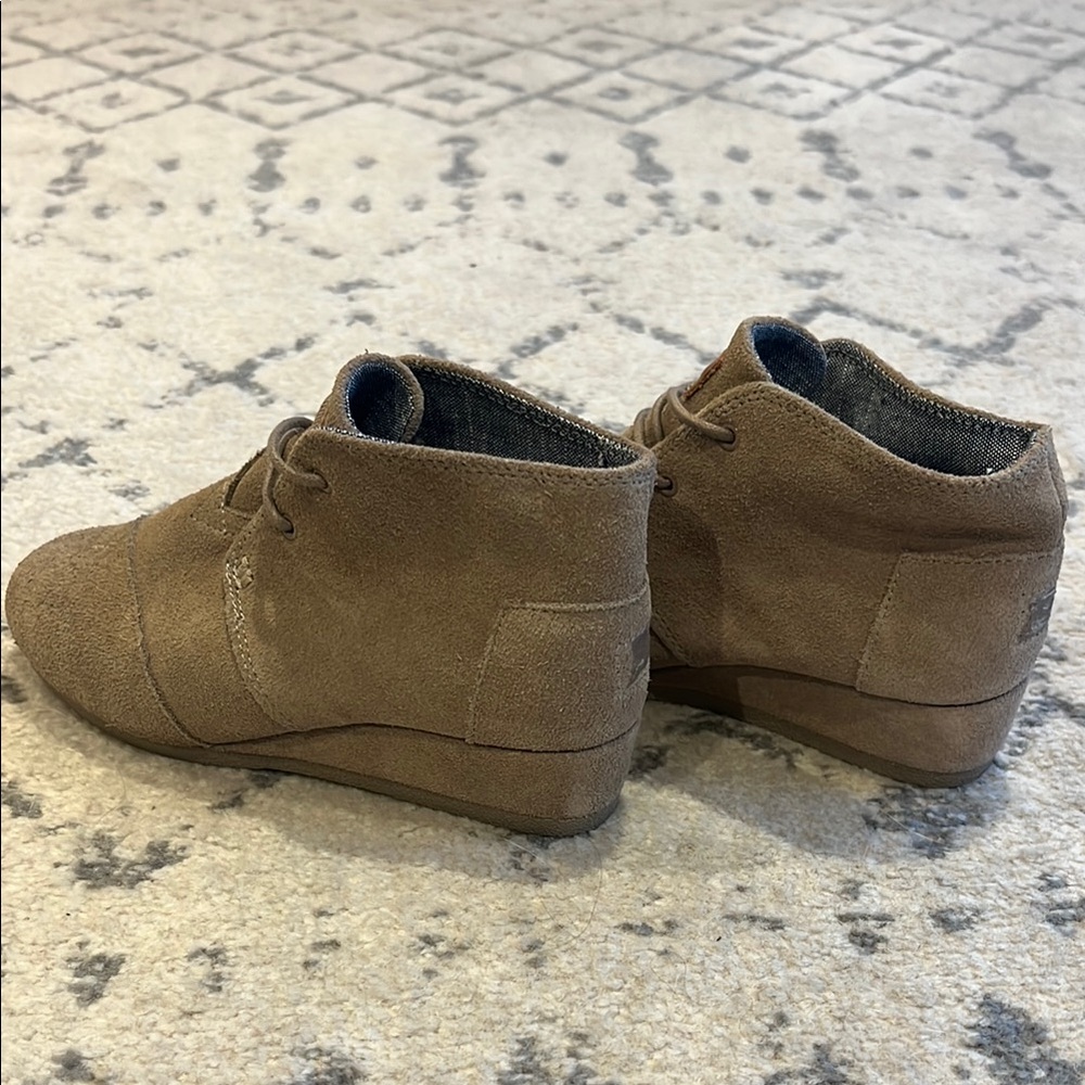 TOMS Toddler Taupe Lace-Up Suede Boots - Picture 4 of 6